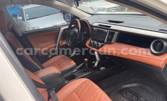 Sayi Sabo Toyota RAV4 White Mota in Douala a Ƙasar Kamaru Sayi Sabo Toyota RAV4 White Mota in Douala a Ƙasar Kamaru