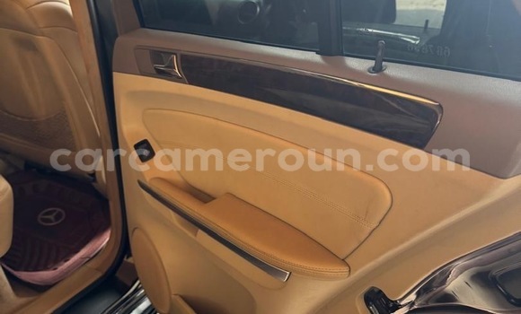 Sayi Na hannu Mercedes‒Benz ML–Class Black Mota in Douala a Ƙasar Kamaru Sayi Na hannu Mercedes‒Benz ML–Class Black Mota in Douala a Ƙasar Kamaru