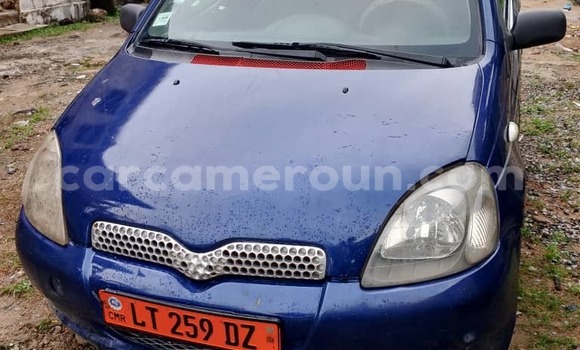 Sayi Na hannu Toyota Yaris Blue Mota in Douala a Ƙasar Kamaru