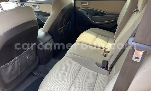 Sayi Imported Hyundai Santa Fe Azurfa Mota in Douala a Ƙasar Kamaru Sayi Imported Hyundai Santa Fe Azurfa Mota in Douala a Ƙasar Kamaru