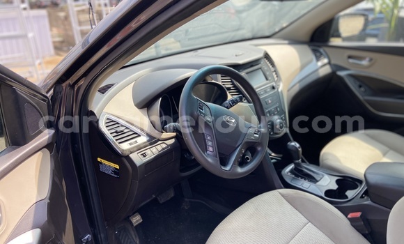 Sayi Imported Hyundai Santa Fe Azurfa Mota in Douala a Ƙasar Kamaru Sayi Imported Hyundai Santa Fe Azurfa Mota in Douala a Ƙasar Kamaru