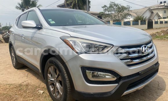 Sayi Imported Hyundai Santa Fe Azurfa Mota in Douala a Ƙasar Kamaru