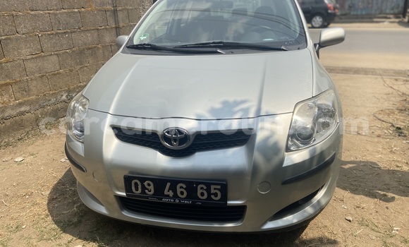 Sayi Imported Toyota Auris Azurfa Mota in Douala a Ƙasar Kamaru