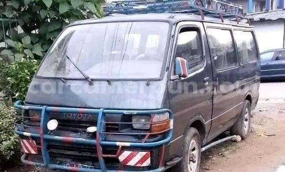 Sayi Na hannu Toyota Hiace Blue Mota in Douala a Ƙasar Kamaru