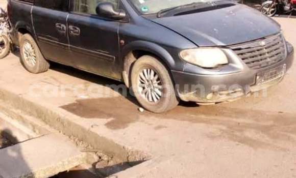 Sayi Na hannu Chrysler Voyager Black Mota in Douala a Ƙasar Kamaru