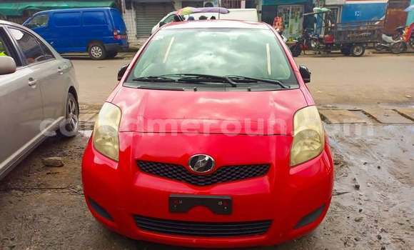 Sayi Na hannu Toyota Yaris Red Mota in Douala a Ƙasar Kamaru