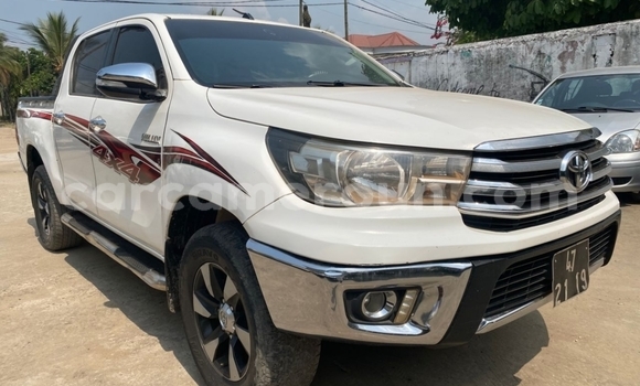 Sayi Imported Toyota Hilux White Mota in Douala a Ƙasar Kamaru