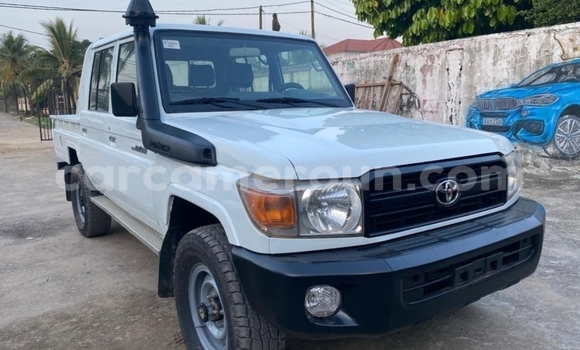 Sayi Imported Toyota Land Cruiser White Mota in Douala a Ƙasar Kamaru