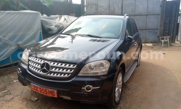 Sayi Na hannu Mercedes‒Benz ML–Class Black Mota in Douala a Ƙasar Kamaru