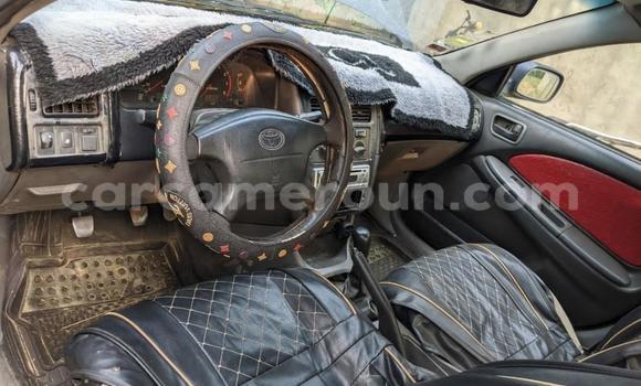 Sayi Na hannu Toyota Avensis Blue Mota in Douala a Ƙasar Kamaru