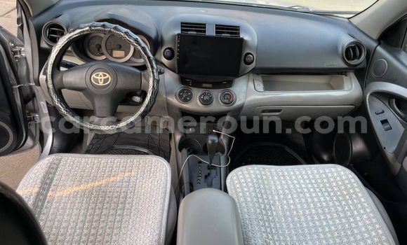 Sayi Na hannu Toyota RAV4 Azurfa Mota in Douala a Ƙasar Kamaru Sayi Na hannu Toyota RAV4 Azurfa Mota in Douala a Ƙasar Kamaru