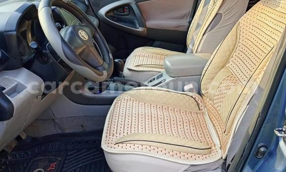 Sayi Na hannu Toyota RAV4 Blue Mota in Douala a Ƙasar Kamaru Sayi Na hannu Toyota RAV4 Blue Mota in Douala a Ƙasar Kamaru