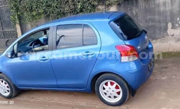 Sayi Na hannu Toyota Vitz Blue Mota in Yaounde a Babban Kamaru