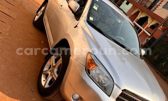 Sayi Na hannu Toyota RAV4 Azurfa Mota in Yaounde a Babban Kamaru Sayi Na hannu Toyota RAV4 Azurfa Mota in Yaounde a Babban Kamaru