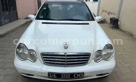 Sayi Na hannu Mercedes‒Benz KOMPRESSOR White Mota in Douala a Ƙasar Kamaru