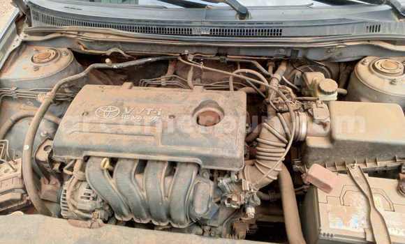 Sayi Na hannu Toyota Corolla Azurfa Mota in Yaounde a Babban Kamaru Sayi Na hannu Toyota Corolla Azurfa Mota in Yaounde a Babban Kamaru