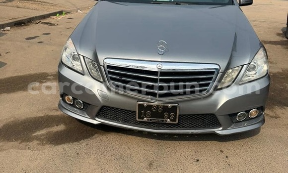 Sayi Na hannu Mercedes‒Benz E–Class Sauran Mota in Douala a Ƙasar Kamaru