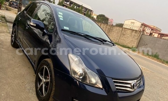 Sayi Na hannu Toyota Blade Blue Mota in Douala a Ƙasar Kamaru