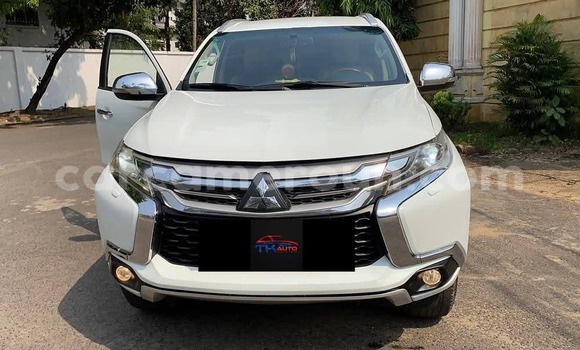 Sayi Na hannu Mitsubishi Montero Sport White Mota in Douala a Ƙasar Kamaru