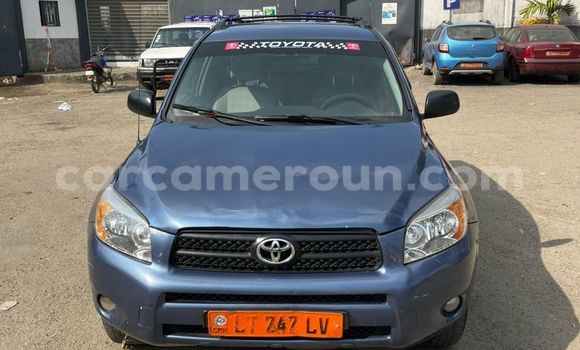Sayi Na hannu Toyota RAV4 Blue Mota in Douala a Ƙasar Kamaru