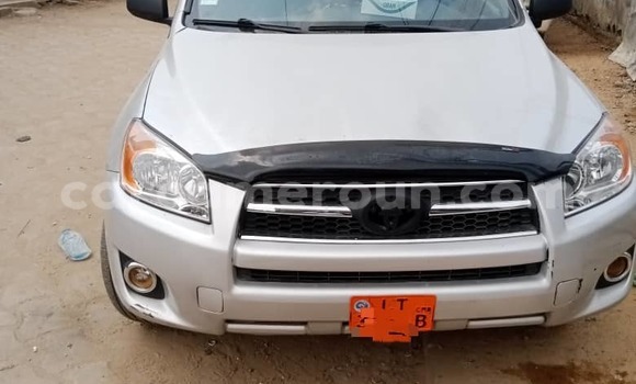Sayi Na hannu Toyota RAV4 Azurfa Mota in Douala a Ƙasar Kamaru