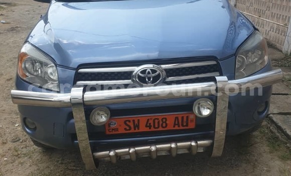 Sayi Na hannu Toyota RAV4 Blue Mota in Douala a Ƙasar Kamaru