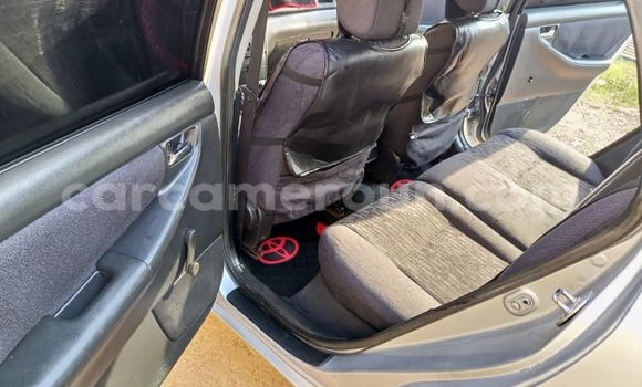 Sayi Na hannu Toyota Corolla Azurfa Mota in Yaounde a Babban Kamaru Sayi Na hannu Toyota Corolla Azurfa Mota in Yaounde a Babban Kamaru