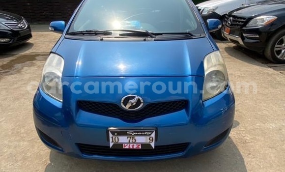 Sayi Imported Toyota Vitz Blue Mota in Douala a Ƙasar Kamaru