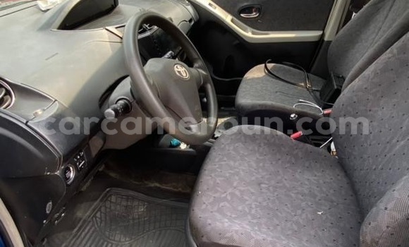 Sayi Imported Toyota Vitz Blue Mota in Douala a Ƙasar Kamaru Sayi Imported Toyota Vitz Blue Mota in Douala a Ƙasar Kamaru