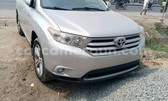 Sayi Na hannu Toyota Highlander White Mota in Douala a Ƙasar Kamaru