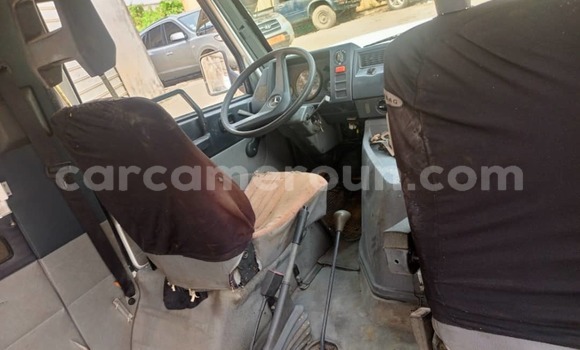 Sayi Na hannu Mercedes‒Benz M-klasse White Mota in Douala a Ƙasar Kamaru