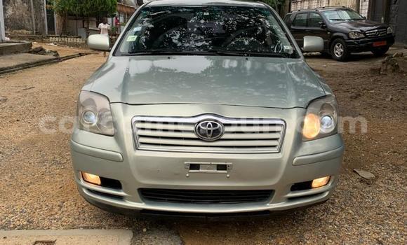 Sayi Na hannu Toyota Avensis Green Mota in Douala a Ƙasar Kamaru