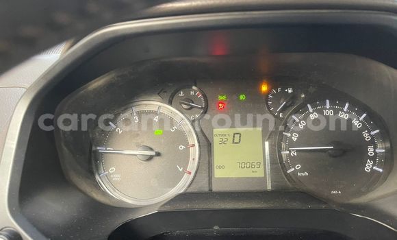 Sayi Sabo Toyota Prado White Mota in Douala a Ƙasar Kamaru Sayi Sabo Toyota Prado White Mota in Douala a Ƙasar Kamaru