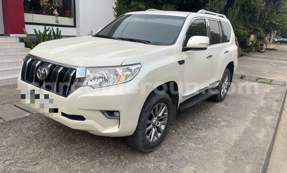 Sayi Sabo Toyota Prado White Mota in Douala a Ƙasar Kamaru Sayi Sabo Toyota Prado White Mota in Douala a Ƙasar Kamaru