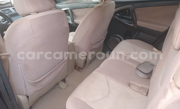 Sayi Na hannu Toyota RAV4 Blue Mota in Douala a Ƙasar Kamaru Sayi Na hannu Toyota RAV4 Blue Mota in Douala a Ƙasar Kamaru