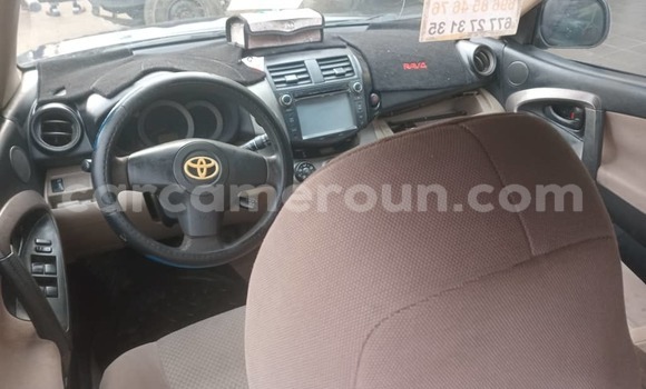Sayi Na hannu Toyota RAV4 Blue Mota in Douala a Ƙasar Kamaru Sayi Na hannu Toyota RAV4 Blue Mota in Douala a Ƙasar Kamaru
