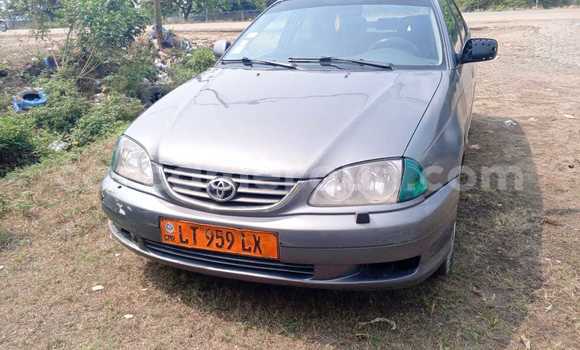 Sayi Na hannu Toyota Avensis Azurfa Mota in Douala a Ƙasar Kamaru Sayi Na hannu Toyota Avensis Azurfa Mota in Douala a Ƙasar Kamaru