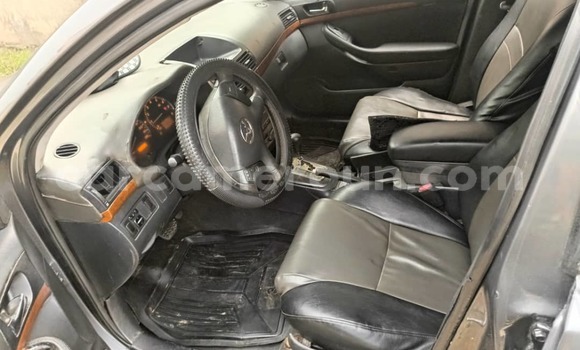 Sayi Imported Toyota Avensis Azurfa Mota in Douala a Ƙasar Kamaru