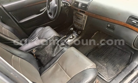 Sayi Imported Toyota Avensis Azurfa Mota in Douala a Ƙasar Kamaru Sayi Imported Toyota Avensis Azurfa Mota in Douala a Ƙasar Kamaru