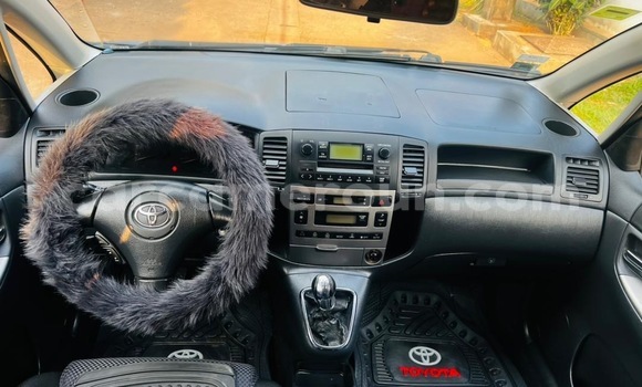 Sayi Na hannu Toyota Corolla Azurfa Mota in Yaounde a Babban Kamaru Sayi Na hannu Toyota Corolla Azurfa Mota in Yaounde a Babban Kamaru