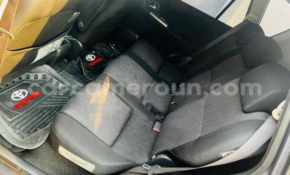 Sayi Na hannu Toyota Corolla Azurfa Mota in Yaounde a Babban Kamaru Sayi Na hannu Toyota Corolla Azurfa Mota in Yaounde a Babban Kamaru