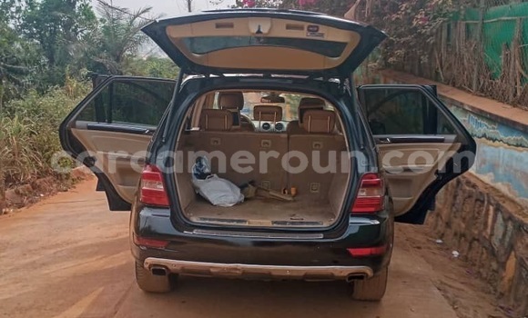 Sayi Na hannu Mercedes‒Benz ML–Class Black Mota in Yaounde a Babban Kamaru Sayi Na hannu Mercedes‒Benz ML–Class Black Mota in Yaounde a Babban Kamaru