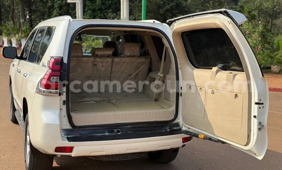 Sayi Na hannu Toyota Land Cruiser Prado White Mota in Yaounde a Babban Kamaru Sayi Na hannu Toyota Land Cruiser Prado White Mota in Yaounde a Babban Kamaru