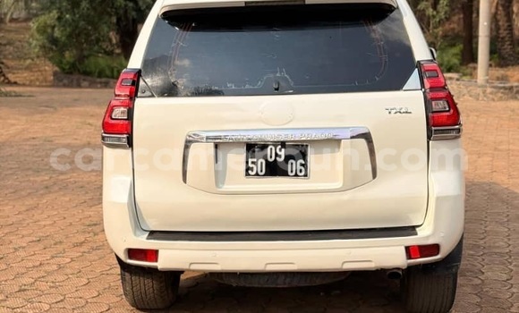 Sayi Na hannu Toyota Land Cruiser Prado White Mota in Yaounde a Babban Kamaru Sayi Na hannu Toyota Land Cruiser Prado White Mota in Yaounde a Babban Kamaru