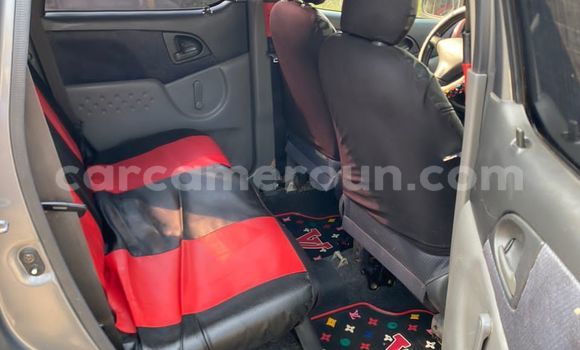 Sayi Na hannu Toyota Yaris Verso Azurfa Mota in Douala a Ƙasar Kamaru Sayi Na hannu Toyota Yaris Verso Azurfa Mota in Douala a Ƙasar Kamaru