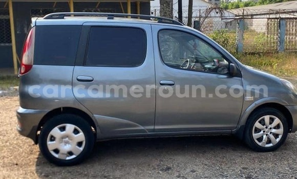 Sayi Na hannu Toyota Yaris Verso Azurfa Mota in Douala a Ƙasar Kamaru Sayi Na hannu Toyota Yaris Verso Azurfa Mota in Douala a Ƙasar Kamaru