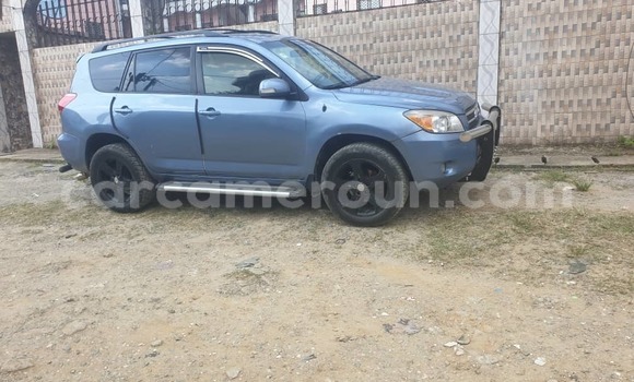 Sayi Na hannu Toyota RAV4 Blue Mota in Douala a Ƙasar Kamaru Sayi Na hannu Toyota RAV4 Blue Mota in Douala a Ƙasar Kamaru