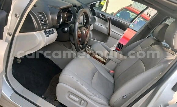 Sayi Na hannu Toyota Highlander Azurfa Mota in Douala a Ƙasar Kamaru Sayi Na hannu Toyota Highlander Azurfa Mota in Douala a Ƙasar Kamaru
