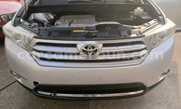 Sayi Na hannu Toyota Highlander Azurfa Mota in Douala a Ƙasar Kamaru Sayi Na hannu Toyota Highlander Azurfa Mota in Douala a Ƙasar Kamaru