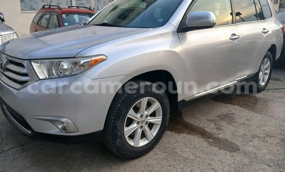 Sayi Na hannu Toyota Highlander Azurfa Mota in Douala a Ƙasar Kamaru Sayi Na hannu Toyota Highlander Azurfa Mota in Douala a Ƙasar Kamaru
